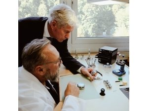 Saat Severlerin Gözü Hala El İşçiliği Tasarımlarda