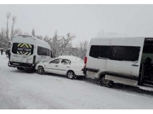 Buzlanan Yolda Kayan Servis Minibüsü Kamerada