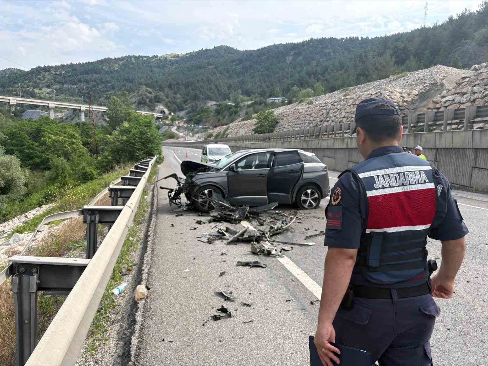 bilecik-te-otomobil-tira-arkadan-carpti-2-yarali