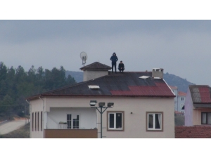 6 Katlı Apartmanın Çatısından Tribündeymiş Gibi Maç Seyrettiler