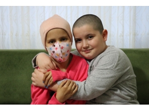 Kanser Olan Arkadaşı İçin Saçını Kesti