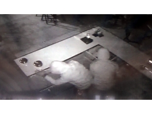 Kasada Para Bulamayan Hırsızlar Fıstık Ve Çikolata Çaldı