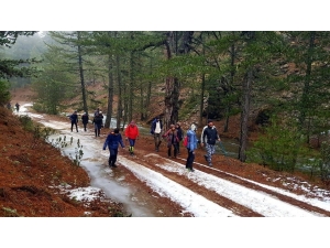 Sandıklı Doğa Grubu Akdağ Yürüyüşü Gerçekleştirdi