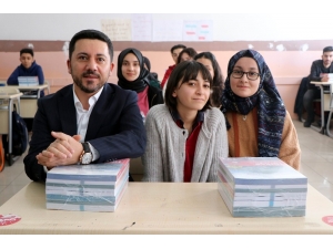 Nevşehir Belediyesi Tarafından Üniversiteye Hazırlanan Öğrencilere Kitap Seti Dağıtıldı