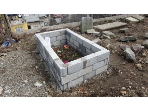 Isınmak İçin Katolik Mezarlığındaki Haç İşaretini Yaktılar