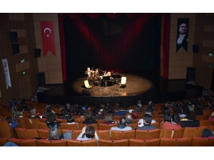 Ünlü Sanatçı Cihat Aşkın’dan Omü’de Konser