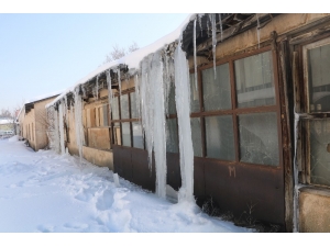 Çatılarda 2 Metreyi Bulan Buz Sarkıtları Oluştu