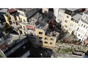 Tarihi Surlar Ve Çeşmenin Üzerindeki Oteller Yıkıldı