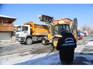 Talas’ta Kar Yığınları Kaldırılıyor