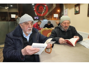 Kapıcılar, Topladıkları Atık Kitaplardan “Kitap Köşesi” Kurdu