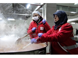 Depremzedeler İçin Gönüllü Anne Oğlu Görevde