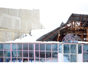 Kar Nedeniyle İş Merkezinin Çatısı Çöktü