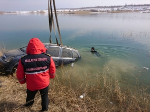 Baraj Gölüne Düşen Otomobilden Son Anda Kurtarıldılar