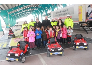 Çocuklar Trafik Tırında Trafik Kurallarını Öğreniyor