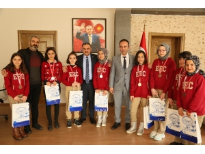 Erciyes Ortaokulu’ndan Satrançta İki Kupa