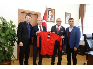 Kütahya’da Abdurrahman Arıcı’ya Bel Fıtığı Tedavisi