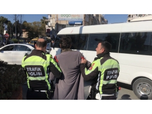 Kuşadası’nda Trafik Polisine Taşlı Saldırı