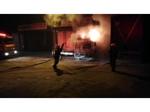 Park Halindeki Kamyonet Alev Alev Yandı