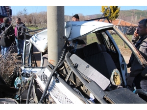 Kontrolden Çıkan Otomobil Elektrik Direğine Çarptı: 1 Ağır Yaralı