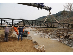 Evlerine Giden Tek Yol Olan Köprü Yıkıldı, Başkan Yılmaz Yenisini Yaptı