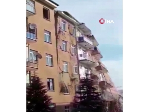 Elazığ’da Hasarlı Bina Böyle Yıkıldı