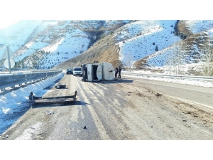 Büyükbaş Hayvan Yüklü Kamyon Devrildi: 1 Yaralı