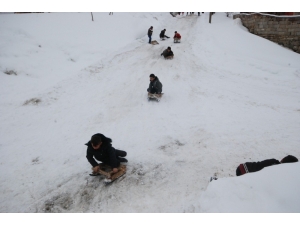 Yüksekovalı Çocukların Kızak Keyfi