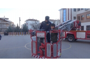 Kitabını Almak İçin Geldiği Okulunda Mahsur Kaldı