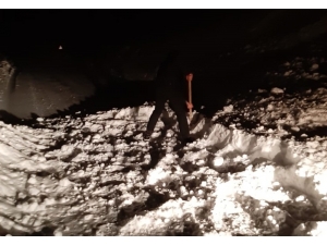 Yüksekova-şemdinli Karayoluna Çığ Düştü