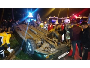 Takla Atan Otomobil Tramvay Yoluna Devrildi: 2 Yaralı