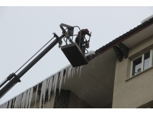 Erzurum’da Buz Kırma Timleri İş Başında