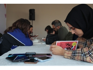 Telefonu Bırakıp Kitap Okuyana, Okuduğu Kitap Hediye