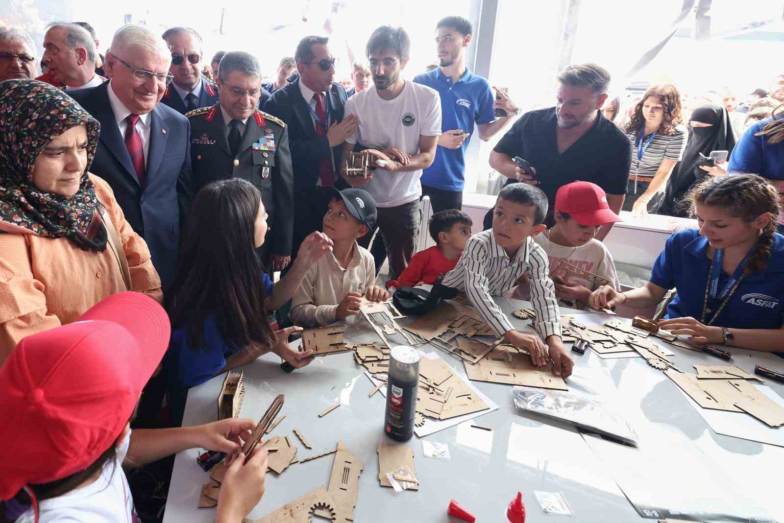 bakan-guler-azerbaycan-programinin-ardindan-teknofest-e-katildi