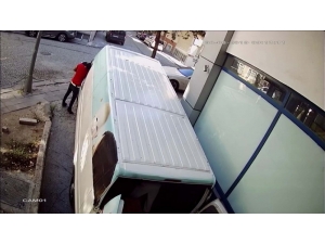 İstanbul’da Kaşla Göz Arasında Cep Telefonu Hırsızlıkları Kamerada