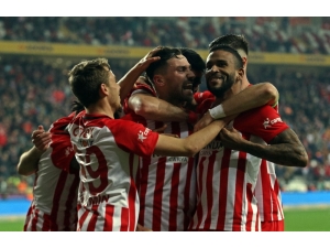 Antalyaspor 7 Maç Sonra Evinde Güldü