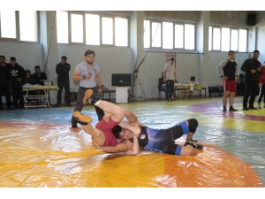 Genç Güreşçilerin Mücadelesi Nefes Kesti