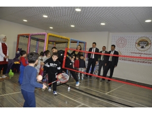 Anaokulu Öğrencilerine Badminton Eğitimi