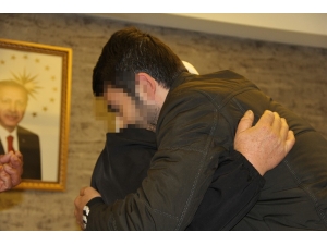 Hdp Önünde Eylem Başlattı, 6 Yıl Sonra Oğluna Kavuştu