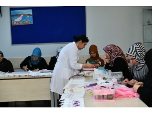 Esenyurt Belediyesi’nden Kadınlara Ücretsiz İğne Oyası Kursu
