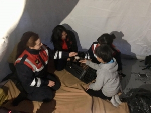 Kedisini Kaybeden Küçük Depremzedeye Kedi Sürprizi