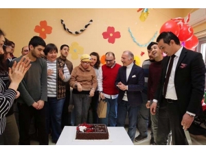 Engelli Gençlerin Doğum Günü Sevinci