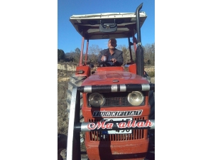 Canlı Yayında Şarkı Çalıp Göbek Attı, Traktörle Uçuruma Yuvarlandı