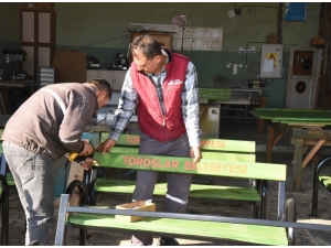Toroslar Belediyesi, Ürettiği Kent Mobilyalarıyla İlçeyi Güzelleştiriyor