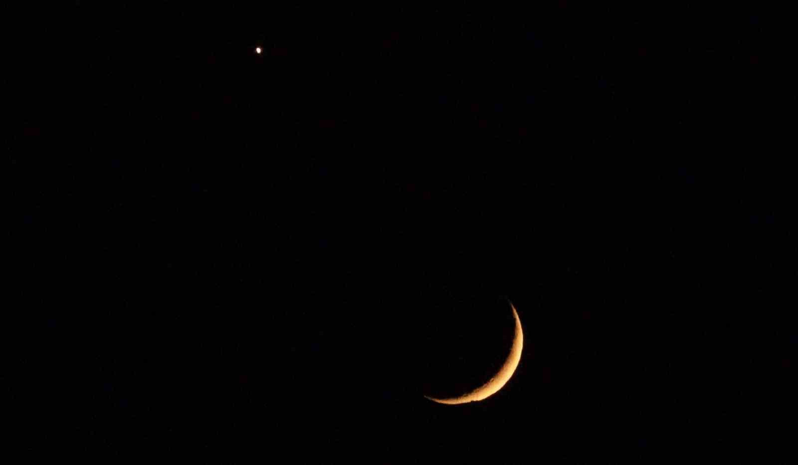 mersin-semalarinda-hilal-ve-venus-manzarasi-turk-bayragini-animsatti