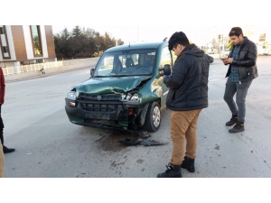 Kulu’da Otomobille Hafif Ticari Araç Çarpıştı