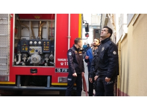 Çatı Katından Çıkan Dumanları Polis Ekipleri Fark Etti