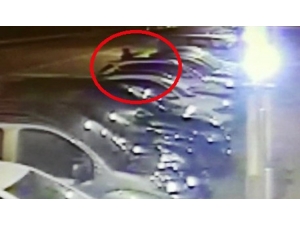 İşten Çıkarılmasına Neden Olan Amirinin Evini Taradı