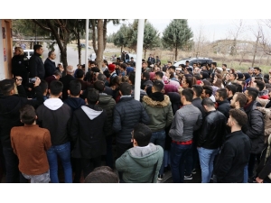 Üniversite Öğrencileri "Çürük Raporu Var" Deyip Derse Girmedi