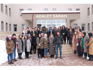 Kazada Ölen Arkadaşları İçin Adliye Önünde Toplandılar