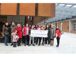 Edremit’te Tiyatroya Gitmeyen Kalmayacak